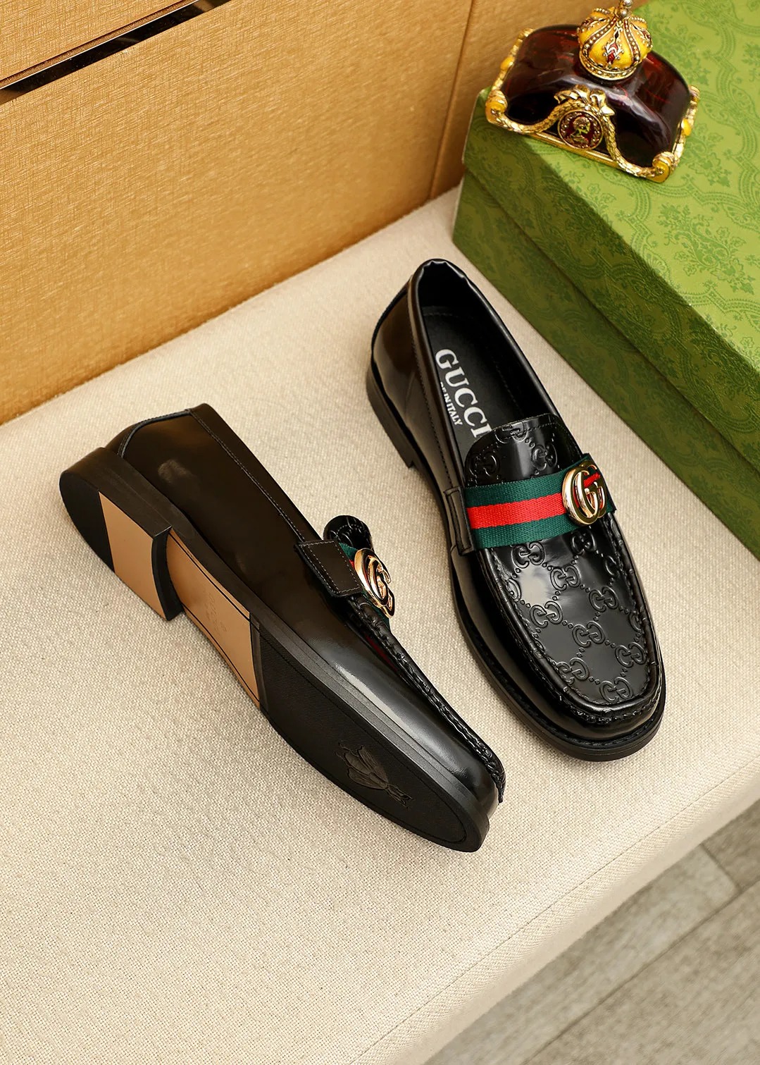Men's shoes 💰480 💐 Product trademark: GUCCI "Gucci" casual leather shoes Regular size: 38-44 (45.46🉑️customized) Product materials: Selected imported first-layer open-edge beaded cowhide embossed upper + luxury hardware buckle, imported water-dyed cowhide leather lining. Strong three-dimensional visual effect, original outsole color: 2 colors available